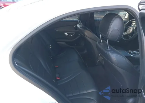 2016 Mercedes-Benz C 300 4Matic z USA, uszkodzony, nr VIN 55SWF4KB1GU115389